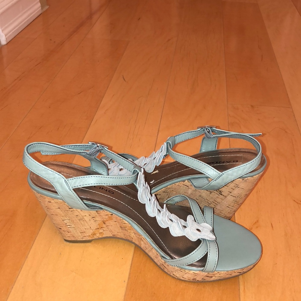 Bandolino light blue flower wedges